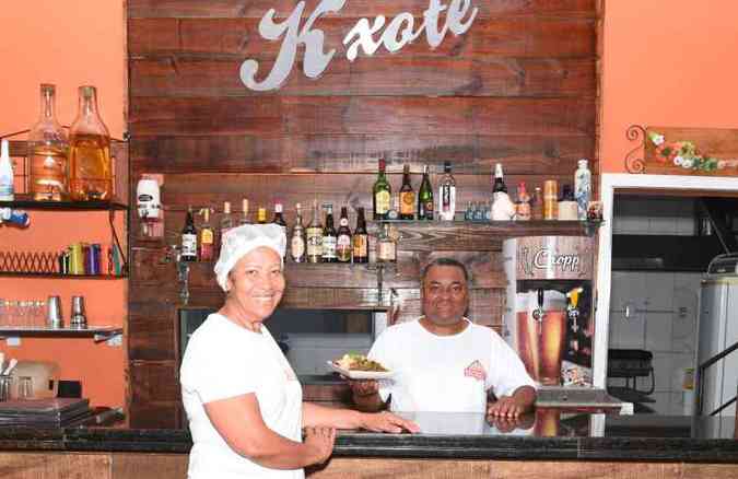 O casal Luiz Antnio Ferreira e Marinete comandam o bar KXote, que concorre a uma das cinco vagas na seletiva Botecar de Vero(foto: Violeta Andrada/Divulgao)