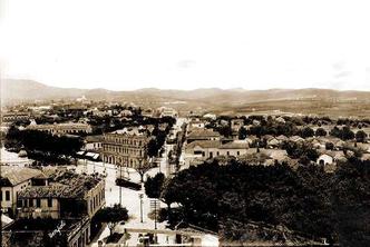 Vista da região em 1930: casas e árvores predominavam na paisagem(foto: Acervo Arquivo José Góes/Reprodução) Vista da região em 1930: casas e árvores predominavam na paisagem(foto: Acervo Arquivo José Góes/Reprodução)