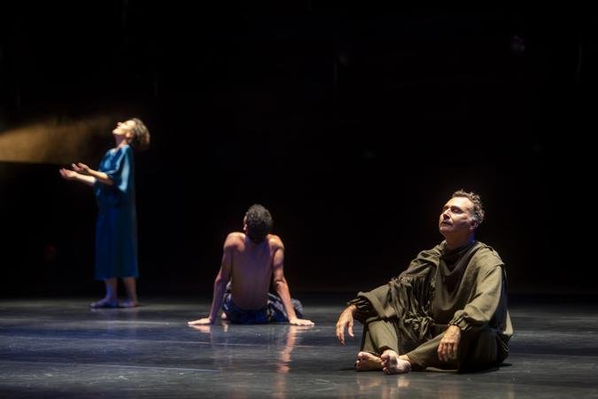 O espetáculo propõe uma reflexão sobre o tempo, o corpo e os fluxos da vida (foto: Guto Muniz/Divulgação) O espetáculo propõe uma reflexão sobre o tempo, o corpo e os fluxos da vida (foto: Guto Muniz/Divulgação)