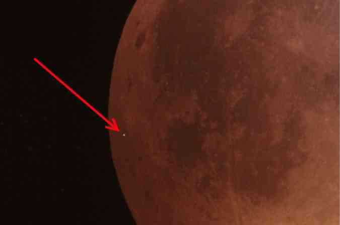 Um astrnomo amador conseguiu flagrar um meteorito atingindo a Lua durante o eclipse total da ltima segunda, dia 21 de janeiro(foto: Twitter/chrfrde/Reproduo)