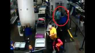 Vdeo mostra Morrissey passando pela revista de segurana no aeroporto de So Francisco (EUA), mas no  possvel notar qualquer tipo de abuso(foto: YouTube/Reproduo)