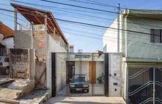 Ao olhar essa casa que fica na Vila Matilde, em So Paulo, voc acredita que ela conquistou um prmio internacional de arquitetura?(foto: Pedro Kok/Terra e Tuma Arquitetos/Reproduo)