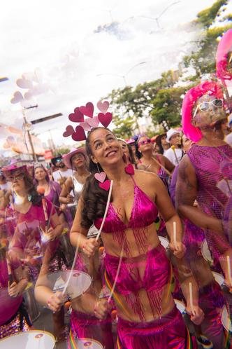 Luxo despretensioso e personalidade na cria��o de looks e fantasias sustent�veis, reaproveit�veis e feitas � m�o ditam as tend�ncias para a folia em 2026(foto: Felipe C�sar/Divulga��o)