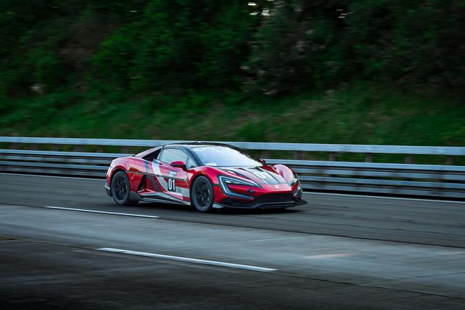 Na pista de testes de Papenburg, Alemanha: o superesportivo Yangwang U9 Track Edition alcanou a marca de 472,41 km/h, estabelecendo um novo recorde de velocidade mxima para carros eltricos (foto: Divulgao)
