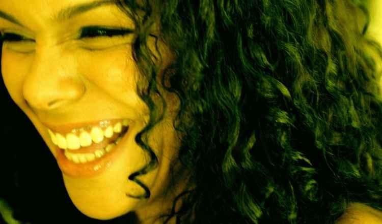 A cantora Julia Ribas, filha de Marku, interpreta as canções do pai A cantora Julia Ribas, filha de Marku, interpreta as canções do pai