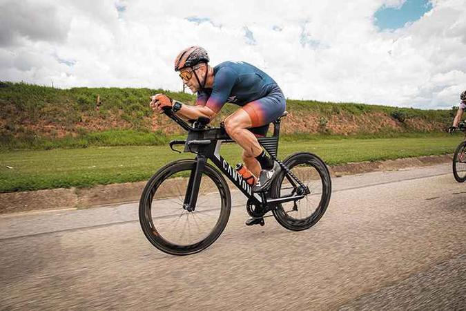 Alexandre treina de 10 a 15 horas semanais e participa de provas de triatlo - chegou a disputar o campeonato mundial de Ironman em Kona, no Havaí: Alexandre treina de 10 a 15 horas semanais e participa de provas de triatlo - chegou a disputar o campeonato mundial de Ironman em Kona, no Havaí: