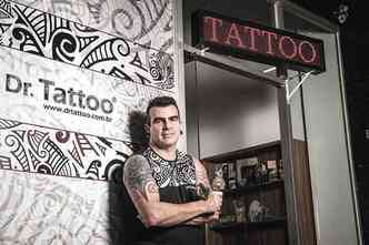 O tatuador Rogrio Muzzi, proprietrio do Dr. Tatoo: 