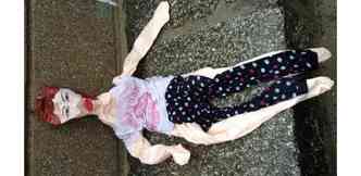 Quando a equipe de resgate encontrou a 'vtima' que estava boiando na baa de Newquay, na Inglaterra, descobriu que se tratava de uma boneca inflvel(foto: SWNS.com/Reproduo)