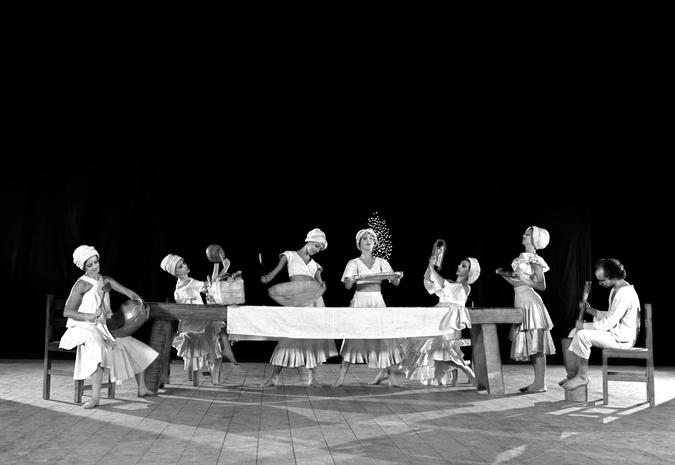 Cena do espetáculo Maria Maria, de 1976, que lançou a companhia criada um ano antes: trilha sonora que exalta a força da mulher(foto: Arquivo Grupo Corpo/divulgação) Cena do espetáculo Maria Maria, de 1976, que lançou a companhia criada um ano antes: trilha sonora que exalta a força da mulher(foto: Arquivo Grupo Corpo/divulgação)