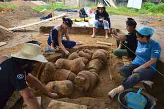 Um grupo de cientistas descobriu, pela primeira vez na histria, urnas funerrias intactas datadas de 500 anos e que estavam na regio da Amaznia brasileira(foto: Instituto Mamirau/Divulgao)