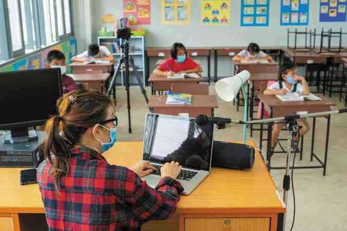 Ensino para estudantes presentes e on-line: países que já retornaram às aulas investem em modelos híbridos(foto: Shutterstock)
