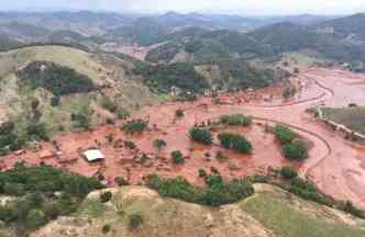 Juiz mineiro decide suspender o processo contra 22 acusados da tragdia do rompimento da barragem de Fundo em 2015, na regio de Mariana (MG)(foto: Corpo de Bombeiros-MG/Divulgao)