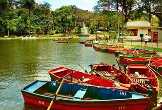 O passeio de barco pela lagoa do parque municipal Américo Renné Giannetti, em Belo Horizonte, é uma ótima opção de lazer da capital mineira(foto: Flickr/PBH/Adão de Souza/Reprodução) O passeio de barco pela lagoa do parque municipal Américo Renné Giannetti, em Belo Horizonte, é uma ótima opção de lazer da capital mineira(foto: Flickr/PBH/Adão de Souza/Reprodução)