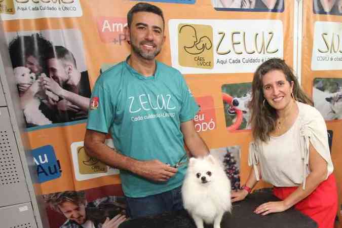 No pet shop Zeluz, as especificidades de cada raça são levadas muito a sério, diz a sócia-proprietária Adriana Duarte, ao lado da cadelinha sptiz alemão Jade, e do tosador Paulo Clemente: 