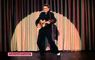 O cantor Elvis Presley ficou conhecido nos Estados Unidos como 'The Pelvis', devido ao rebolado que agregava s msicas, como em Blue Suede Shoes, de 1956(foto: YouTube/Reproduo)