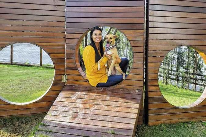 A influenciadora digital Madeline Ferreira Neto e a cadelinha Mica, sem raça definida, aprovaram o Pet Park do Shopping Del Rey: A influenciadora digital Madeline Ferreira Neto e a cadelinha Mica, sem raça definida, aprovaram o Pet Park do Shopping Del Rey: