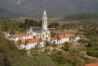 A bela igreja neogtica do Santurio do Caraa se mistura s belezas naturais do ponto turstico de Minas Gerais, uma das sete maravilhas da Estrada Real(foto: Santurio do Caraa/Divulgao)