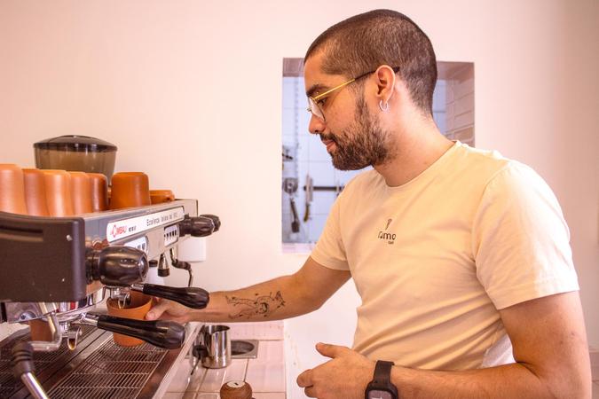 Luiz Felipe Torrent, um dos sócios do Grumo Café: %u201CO mundo do café de alta qualidade, que antes parecia tão distante, reacendeu, de certa forma, um orgulho e paixão do brasileiro %u2013 principalmente do mineiro %u2013 pela bebida. Até muita gente que dizia nem gostar de café descobriu um universo com menos amargor e mais sabores e complexidades%u201D (foto: Reprodução Instagram/@grumocafe) Luiz Felipe Torrent, um dos sócios do Grumo Café: %u201CO mundo do café de alta qualidade, que antes parecia tão distante, reacendeu, de certa forma, um orgulho e paixão do brasileiro %u2013 principalmente do mineiro %u2013 pela bebida. Até muita gente que dizia nem gostar de café descobriu um universo com menos amargor e mais sabores e complexidades%u201D (foto: Reprodução Instagram/@grumocafe)