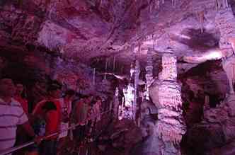 A iluminao especial chama a ateno para as formaes calcrias da gruta(foto: Jair Amaral/EM/D.A Press)