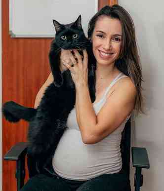 Grvida de gmeos e dona de dois gatos, um deles o vira-lata Igor, a personal trainer Juliana Lopes comemora: 