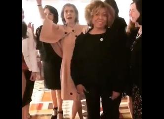 Vídeo que traz a presidente do STF, ministra Cármen Lúcia, e a procuradora-geral da república, Raquel Dodge, cantando ao lado de Alcione está fazendo sucesso na web(foto: YouTube/Reprodução) Vídeo que traz a presidente do STF, ministra Cármen Lúcia, e a procuradora-geral da república, Raquel Dodge, cantando ao lado de Alcione está fazendo sucesso na web(foto: YouTube/Reprodução)