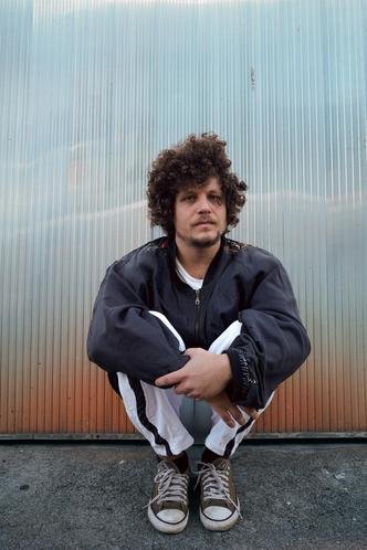 Chico Chico desembarca na capital com show que reúne elementos que transitam entre o rock, a música eletrônica e ritmos populares brasileiros(foto: Zabenzi/Divulgação) Chico Chico desembarca na capital com show que reúne elementos que transitam entre o rock, a música eletrônica e ritmos populares brasileiros(foto: Zabenzi/Divulgação)