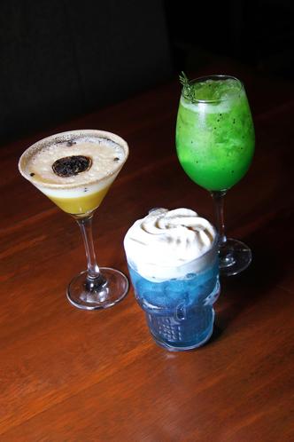 Os drinques Cuca, All Blue e Sour Musky, da The House Food & Fun; de acordo com Scheilla Lavarini, a casa est em constante movimento (foto: Pdua de Carvalho)