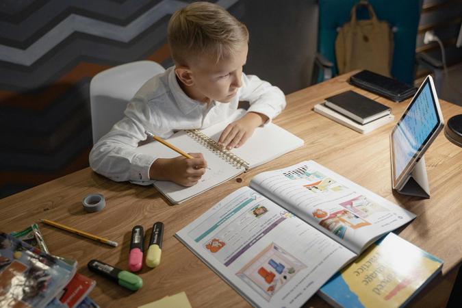 Na escola, os estudantes têm duas horas de estudos com suporte de IA(foto: Pexels) Na escola, os estudantes têm duas horas de estudos com suporte de IA(foto: Pexels)