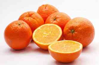 O consumo de frutas ctricas, como a laranja, s deve ser evitado quando se est tomando alguns tipos de remdios(foto: Pixabay)