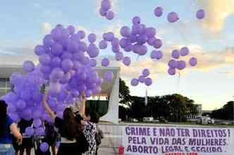 Em 2012, mulheres favorveis  legalizao do aborto comemoraram uma deciso do STF que permitiu a retirada de um feto anencfalo(foto: Jos Cruz/ABr/Divulgao)