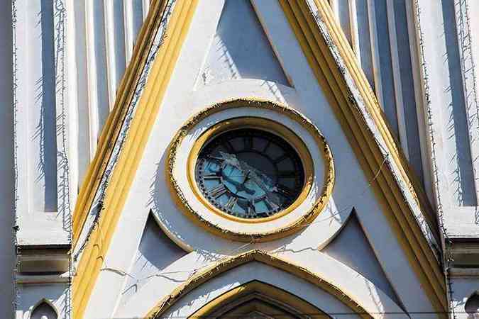 Baslica de Nossa Senhora de Lourdes, na rua da Bahia: arquitetura em estilo neogtico traz um relgio (1923) discreto, mas sempre certeiro (foto: Victor Schwaner/Encontro)