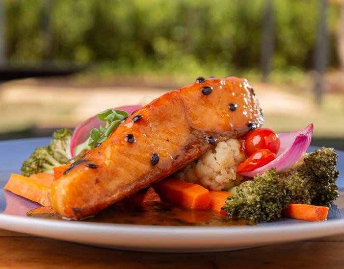 Uma das opções do cardápio do pub, Nobreza do Mar vai bem com os rótulos da Monka: atum grelhado com molho de maracujá e legumes (foto: Léo Luz/Divulgação) Uma das opções do cardápio do pub, Nobreza do Mar vai bem com os rótulos da Monka: atum grelhado com molho de maracujá e legumes (foto: Léo Luz/Divulgação)