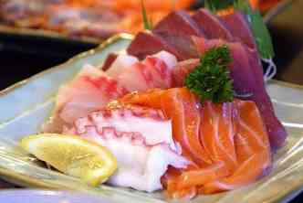 O sashimi  um dos pratos japoneses mais consumidos no Brasil, e o tipo mais comum  feito com fatias de peixe cru. Sabia que o salmo pode conter ovos de uma espcie de verme?(foto: Pixabay)
