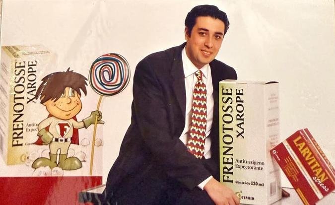 João ainda jovem, na época em que era vendedor da empresa do pai e, conta, saía com a pasta debaixo do braço na praça da Sé para bater de porta em porta oferecendo seus produtos; hoje, ele tem um escritório na famosa avenida Brigadeiro Faria Lima, maior polo financeiro do país(foto: Reprodução/Instagram) João ainda jovem, na época em que era vendedor da empresa do pai e, conta, saía com a pasta debaixo do braço na praça da Sé para bater de porta em porta oferecendo seus produtos; hoje, ele tem um escritório na famosa avenida Brigadeiro Faria Lima, maior polo financeiro do país(foto: Reprodução/Instagram)