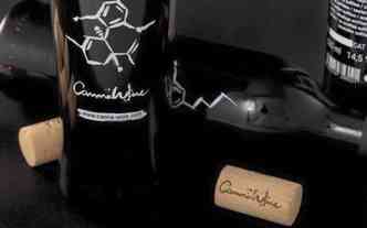 O vinho tinto californiano CannaWine  produzido com as uvas cariena e garnacha e com extrato de Cannabis sativa L.(foto: Facebook/cannawine.cbd.3/Reproduo)