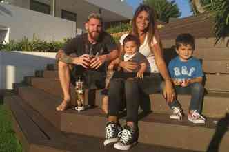 Lionel Messi ao lado da esposa Antonella Rocuzzo e dos filhos Mateo, de 1 ano, e Thiago, de 4(foto: Instagram/leomessi/Reproduo)