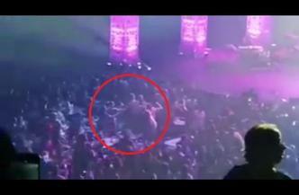 Usuários do Twitter estão adorando a briga que começou na casa de shows quando o cantor Fábio Júnior estava cantando Alma Gêmea(foto: Twitter/agnesmarques_/Reprodução) Usuários do Twitter estão adorando a briga que começou na casa de shows quando o cantor Fábio Júnior estava cantando Alma Gêmea(foto: Twitter/agnesmarques_/Reprodução)