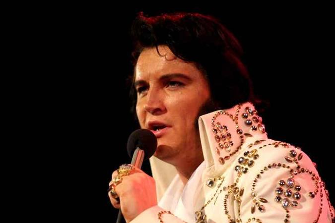 Ben Portsmouth em Munique, na Alemanha, no palco do show The King is Back, caracterizado como Elvis Presley(foto: Ben Portsmouth/Divulgao)