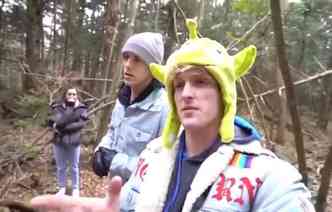 O youtuber americano Logan Paul causou polmica na internet ao filmar um suicida (imagem abaixo) na floresta de Aokigahara, no Japo(foto: YouTube/Reproduo)