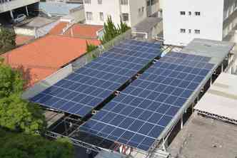 Os paineis de energia solar instalados no telhado da garagem da Assembleia Legislativa de Minas Gerais so capazes de gerar 5.500 kilowatts/hora por ms(foto: Clarissa Barante/ALMG/Divulgao)