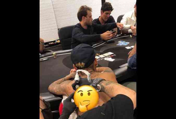 Para fazer uma tatuagem gigante nas costas, Neymar Jr. levou o tatuador paulista Thieres Paim at a capital francesa(foto: Instagram/thierespaimtattoo/Reproduo)