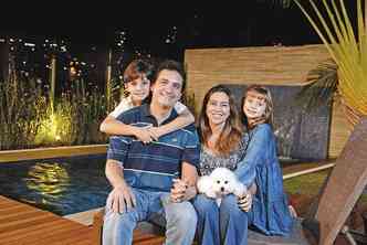 Henrique Barros Moreira com a mulher, Kenia, os filhos Gabriel e Isabela, e a poodle toy Nina: 