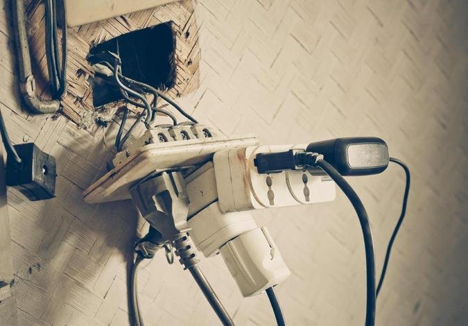 Em Minas Gerais, 52 ocorr�ncias e 34 mortes relacionadas a choques el�trico foram registradas no ano passado(foto: Cemig/Divulga��o )