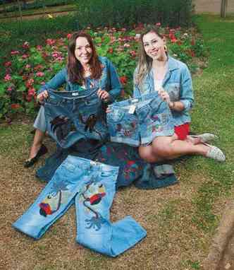As sócias Kátia e Amanda Soares, da Reviva Jeans: peças exclusivas a partir da customização de roupas de brechó(foto: Geraldo Goulart/Encontro)