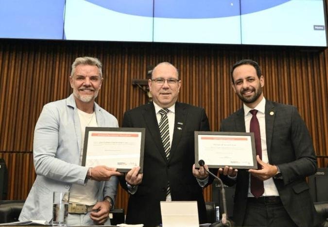 Da esquerda para a direita: Vereador Juliano Lopes (Pode), presidente da Câmara Municipal de BH; Marcelo de Souza e Silva, presidente da CDL/BH e Vereador Wanderley Porto (PRD), autor da reunião alusiva aos 65 anos da CDL/BH(foto: Divulgação CDL/BH - Alessandro Carvalho) Da esquerda para a direita: Vereador Juliano Lopes (Pode), presidente da Câmara Municipal de BH; Marcelo de Souza e Silva, presidente da CDL/BH e Vereador Wanderley Porto (PRD), autor da reunião alusiva aos 65 anos da CDL/BH(foto: Divulgação CDL/BH - Alessandro Carvalho)