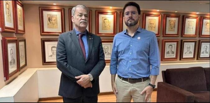 Durval Ângelo (à esquerda), presidente do Tribunal de Contas do Estado de Minas Gerais (TCEMG), e Luís Eduardo Falcão (à direita), prefeito de Patos de Minas(foto: Divulgação) Durval Ângelo (à esquerda), presidente do Tribunal de Contas do Estado de Minas Gerais (TCEMG), e Luís Eduardo Falcão (à direita), prefeito de Patos de Minas(foto: Divulgação)