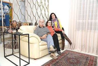 Comerciante Gege Angelini, que ajudou a fundar a associação do bairro Santo Antônio, ao lado da mulher, Laura, e da filha Maria Elisa: Comerciante Gege Angelini, que ajudou a fundar a associação do bairro Santo Antônio, ao lado da mulher, Laura, e da filha Maria Elisa: