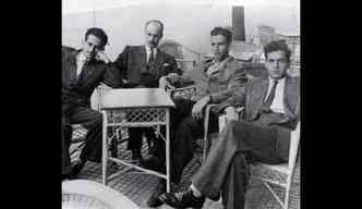 Os escritores mineiros Otto Lara Resende, Murilo Rubio, Fernando Sabino e Hlio Pellegrino, em foto feita em Belo Horizonte, em 1943(foto: Murilorubiao.com.br/Reproduo)