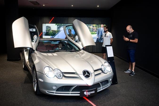 O contraste entre diferentes períodos da produção da Mercedes-Benz ficou por conta do SLR McLaren(foto: Divulgação) O contraste entre diferentes períodos da produção da Mercedes-Benz ficou por conta do SLR McLaren(foto: Divulgação)