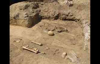 Os quatro esqueletos encontrados na Polnia estavam com os crnios entre as pernas, simbolizando o antigo ritual que impedia que vampiros voltassem  vida(foto: Dziennikzachodni.pl/arc/Reproduo)